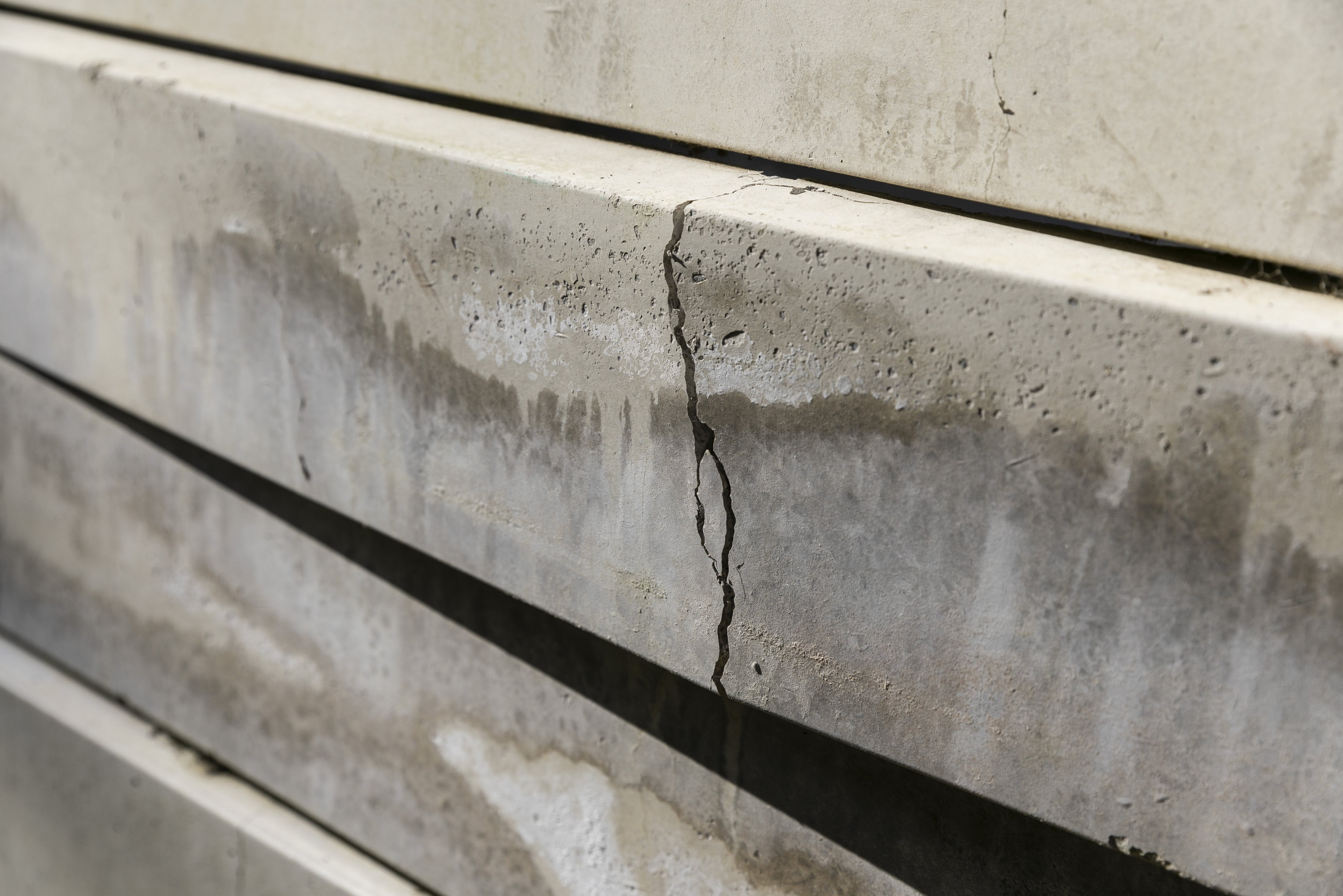 A brick wall with a crack.